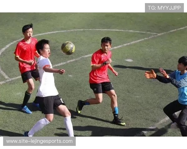 球星足球素描展现绿茵激情与运动之美